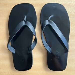 SENSO Sleek Black Sandals